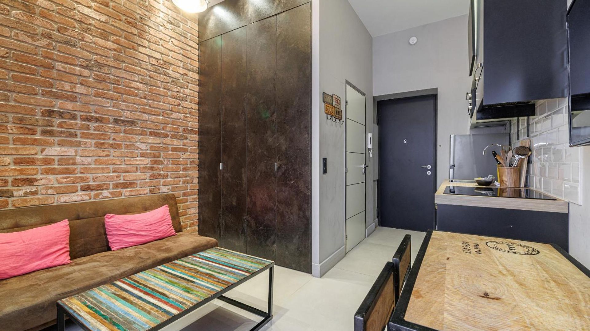 Charming 1 Bdr Downtown Apartment *
