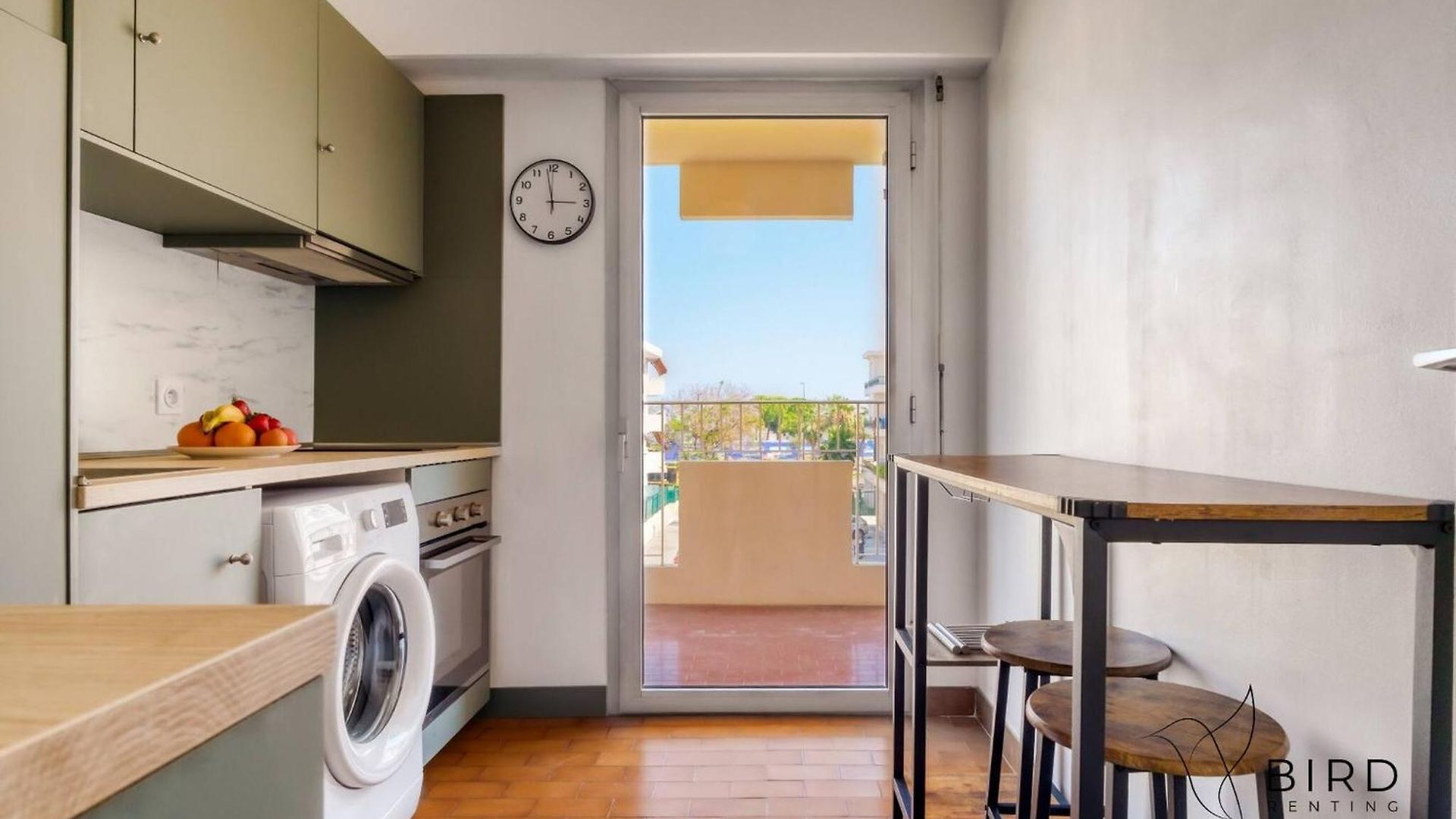 Apartment 1br W Terrace & Parking Nice