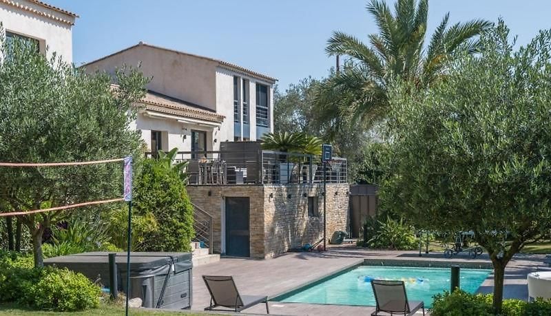 3 Bedrooms With Private Garden And Pool Nice