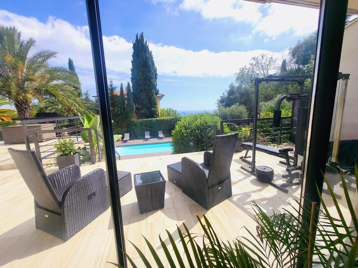 3 Bedrooms With Private Garden And Pool * Nice