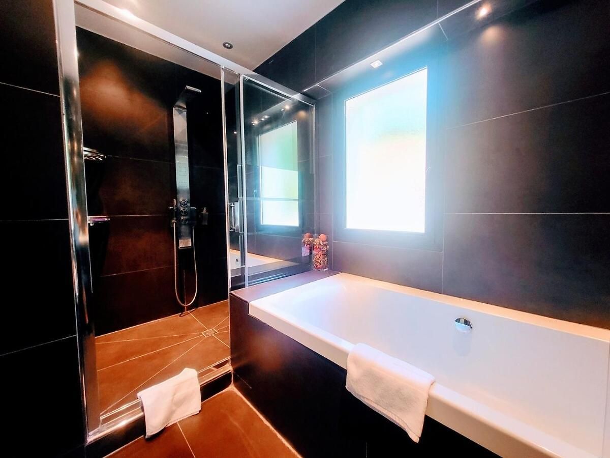 3 Bedrooms With Private Garden And Pool * Nice