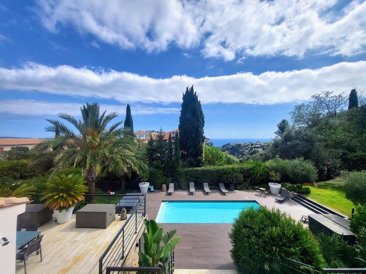 3 Bedrooms With Private Garden And Pool Nice