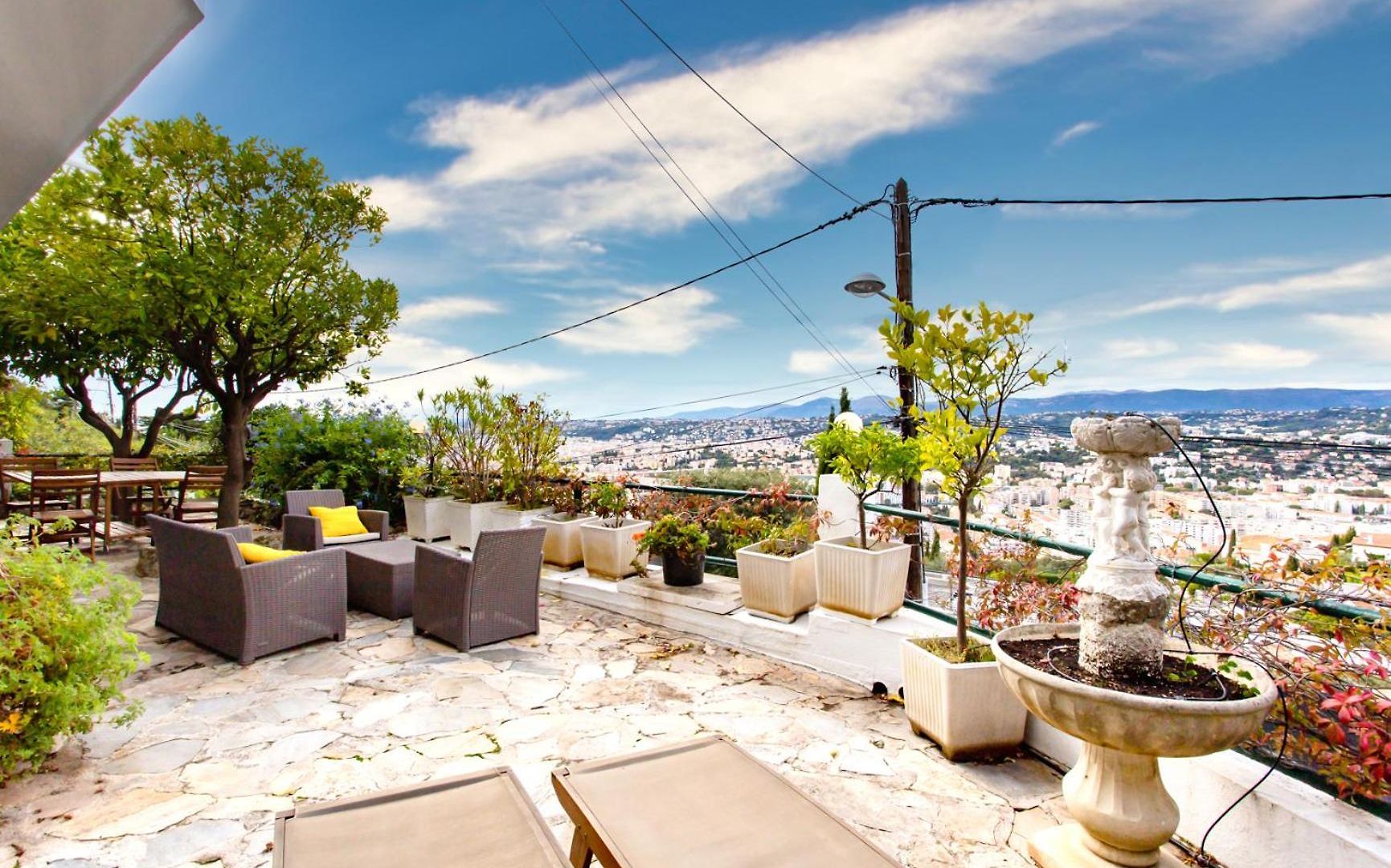 With Amazing View In A Perfect Location * Nice