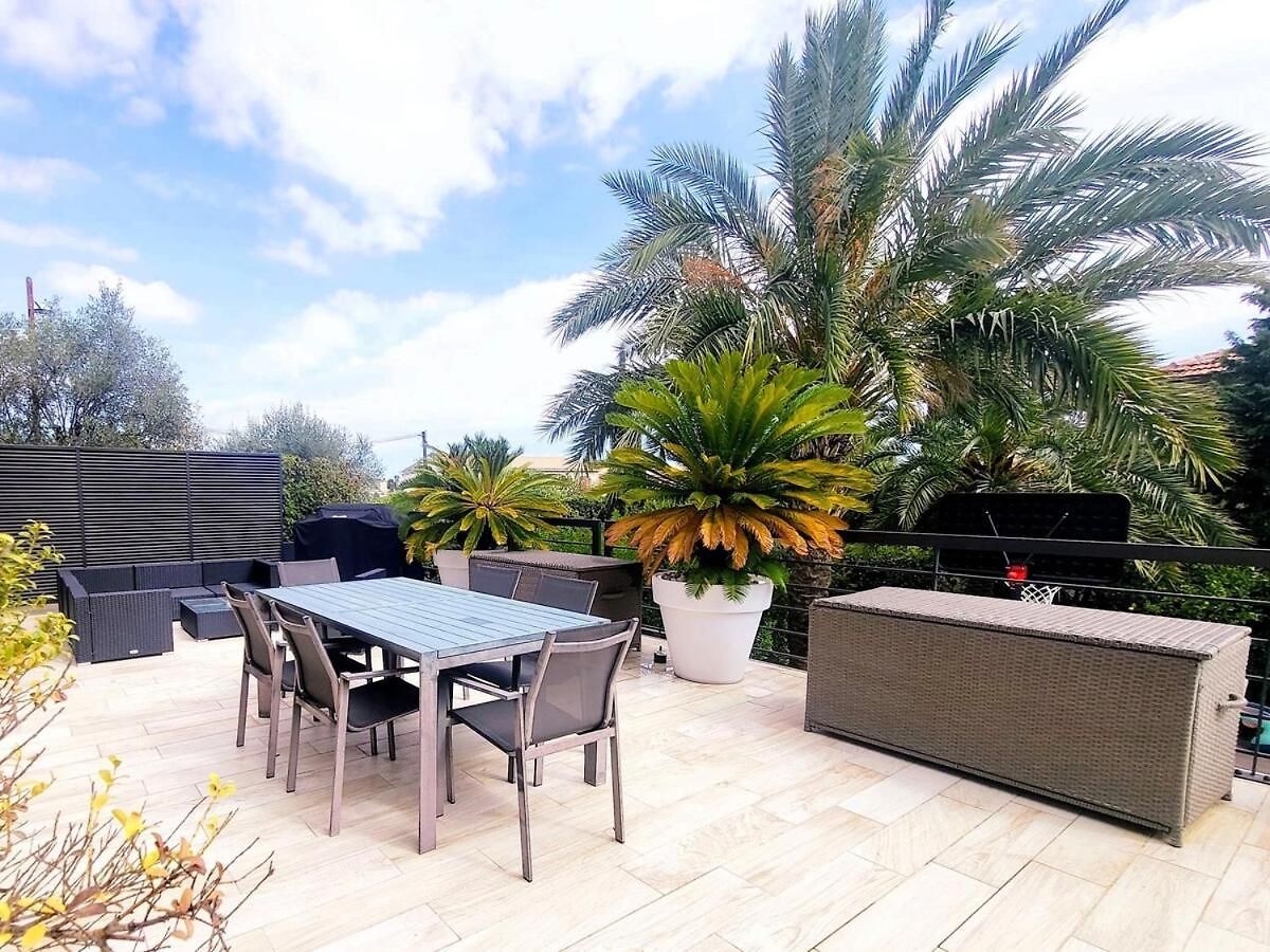 3 Bedrooms With Private Garden And Pool
