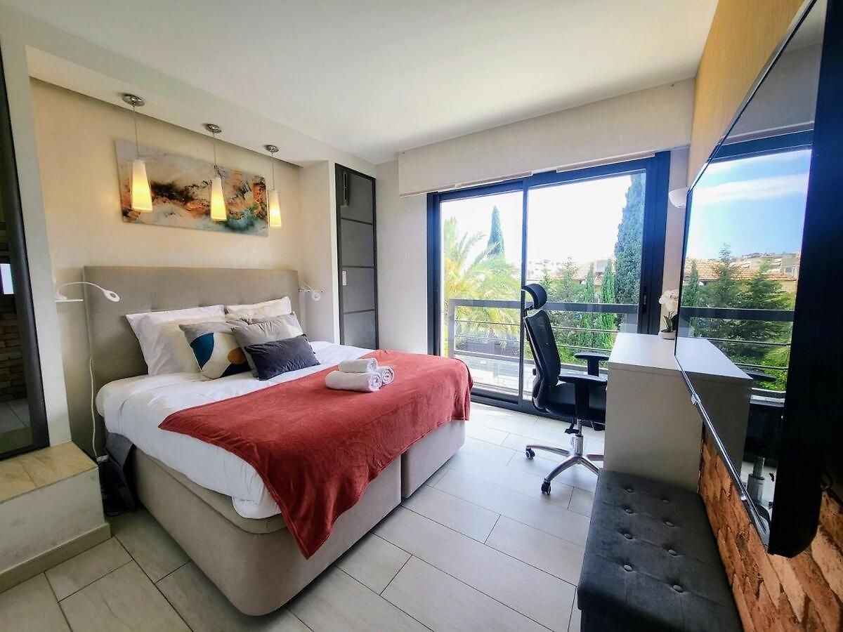 3 Bedrooms With Private Garden And Pool Holiday home *