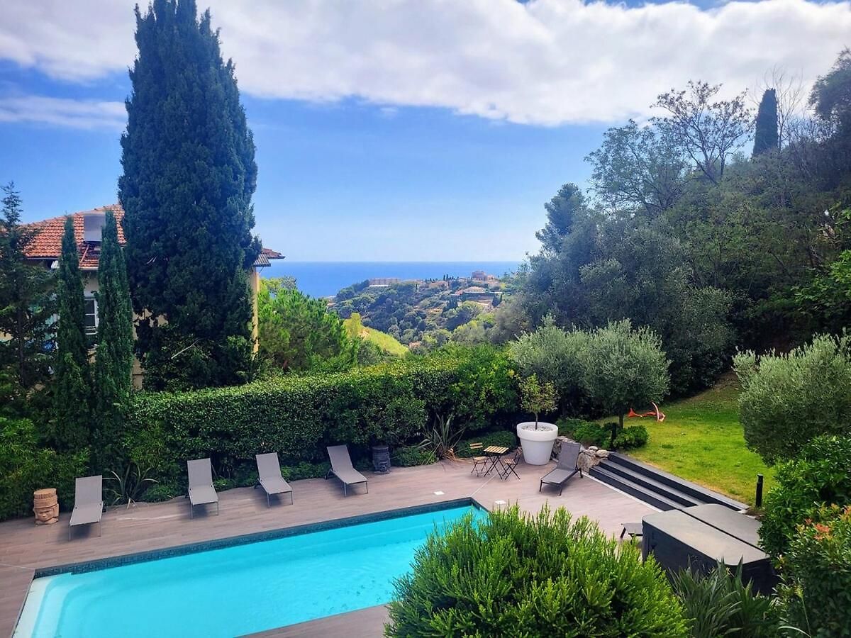 3 Bedrooms With Private Garden And Pool Holiday home *