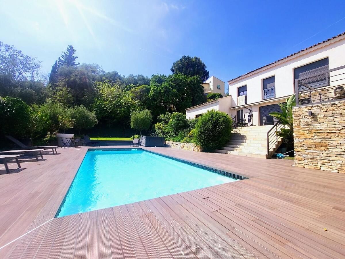 3 Bedrooms With Private Garden And Pool Nice