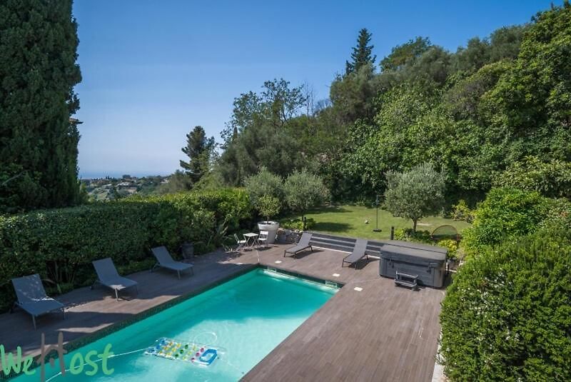3 Bedrooms With Private Garden And Pool Holiday home *