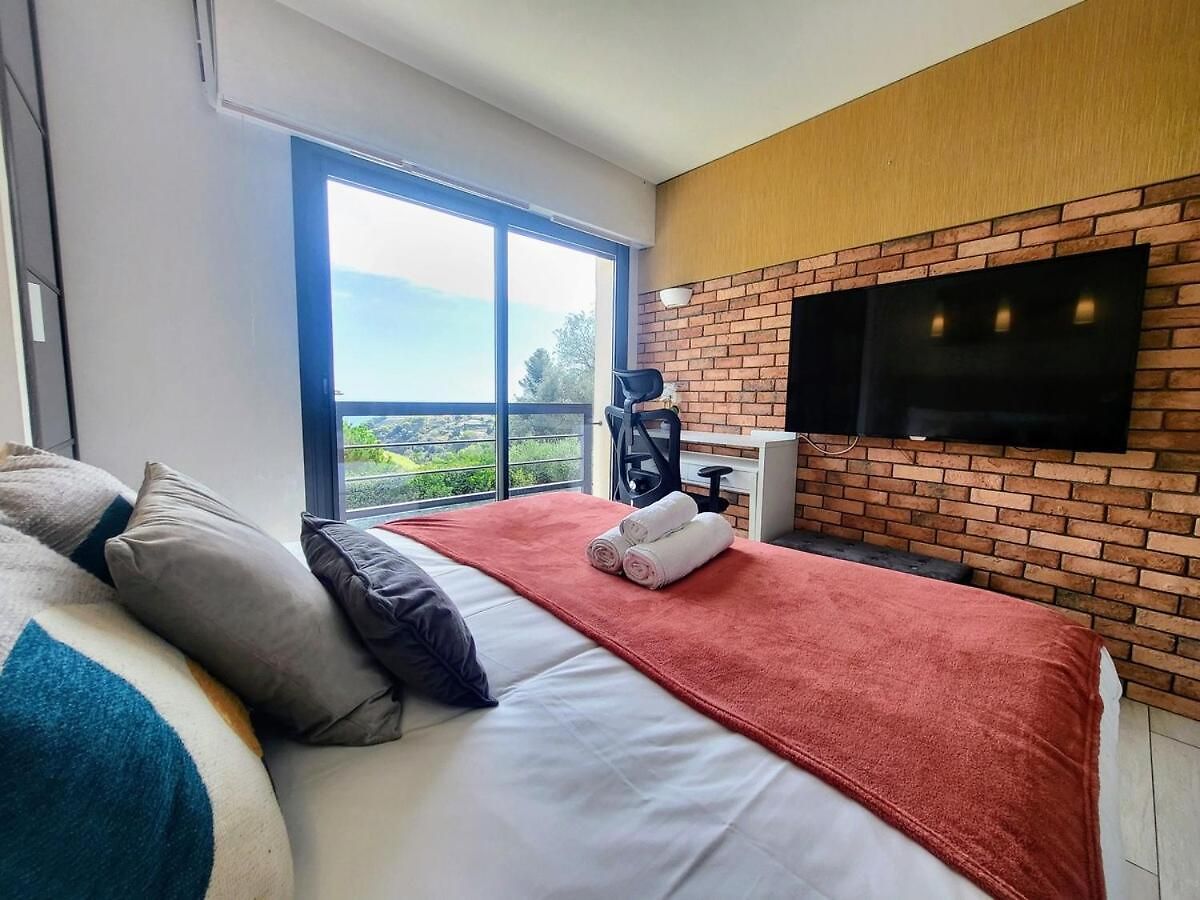 3 Bedrooms With Private Garden And Pool Holiday home *