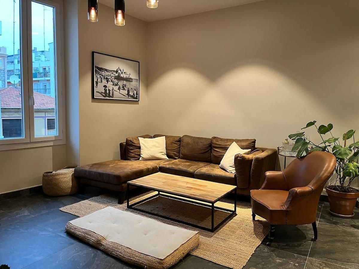 Urban Design 6 People Near Dowtown With Air Conditioning & Netflix *