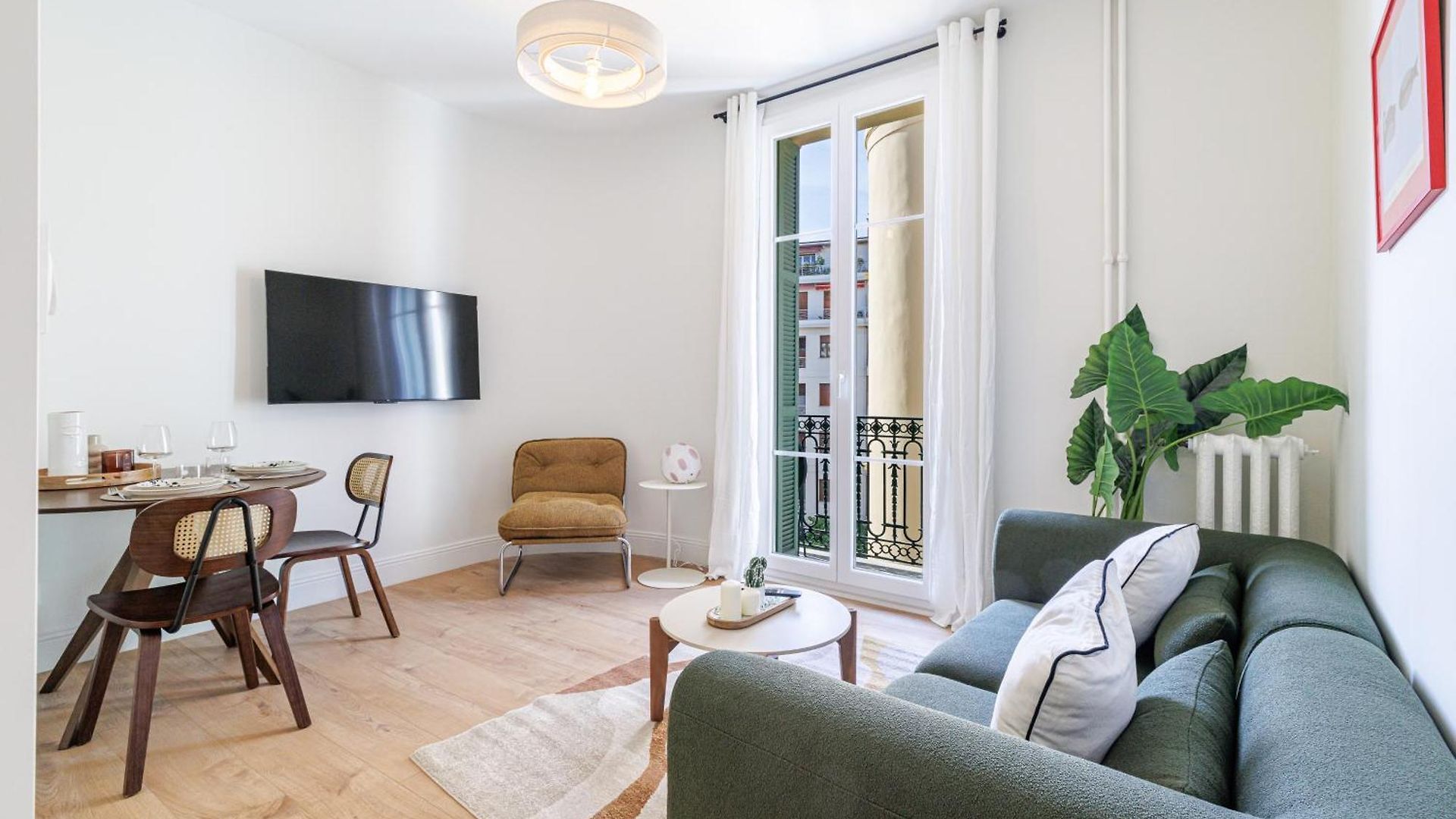 Apartment One-bedroom In Carre D'or, 200m