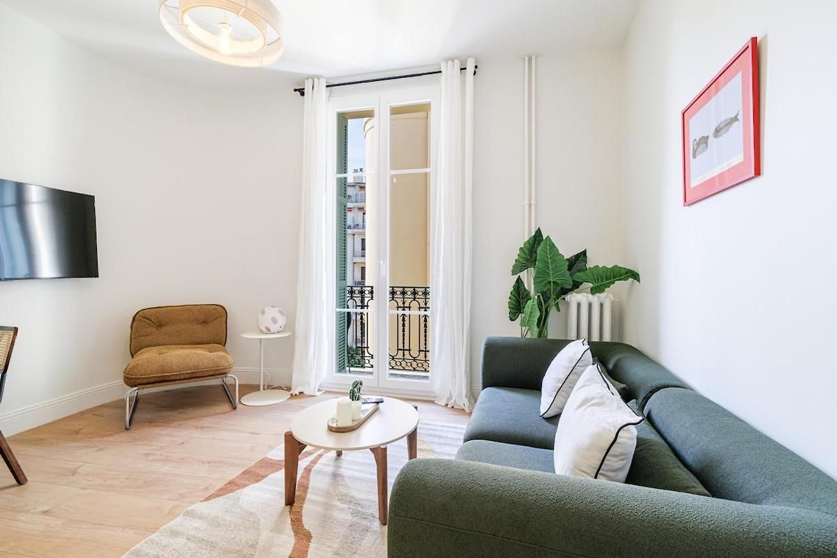 One-bedroom In Carre D'or, 200m *