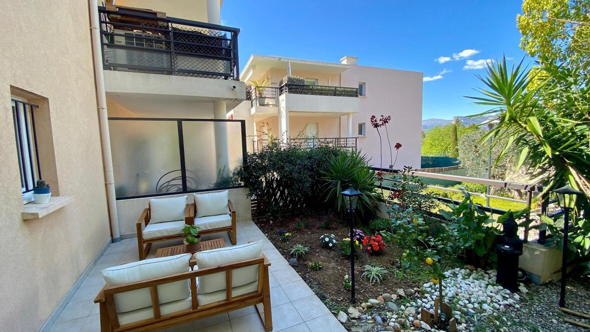West Ground-floor One Bedroom With Parking, Garden, Pool *