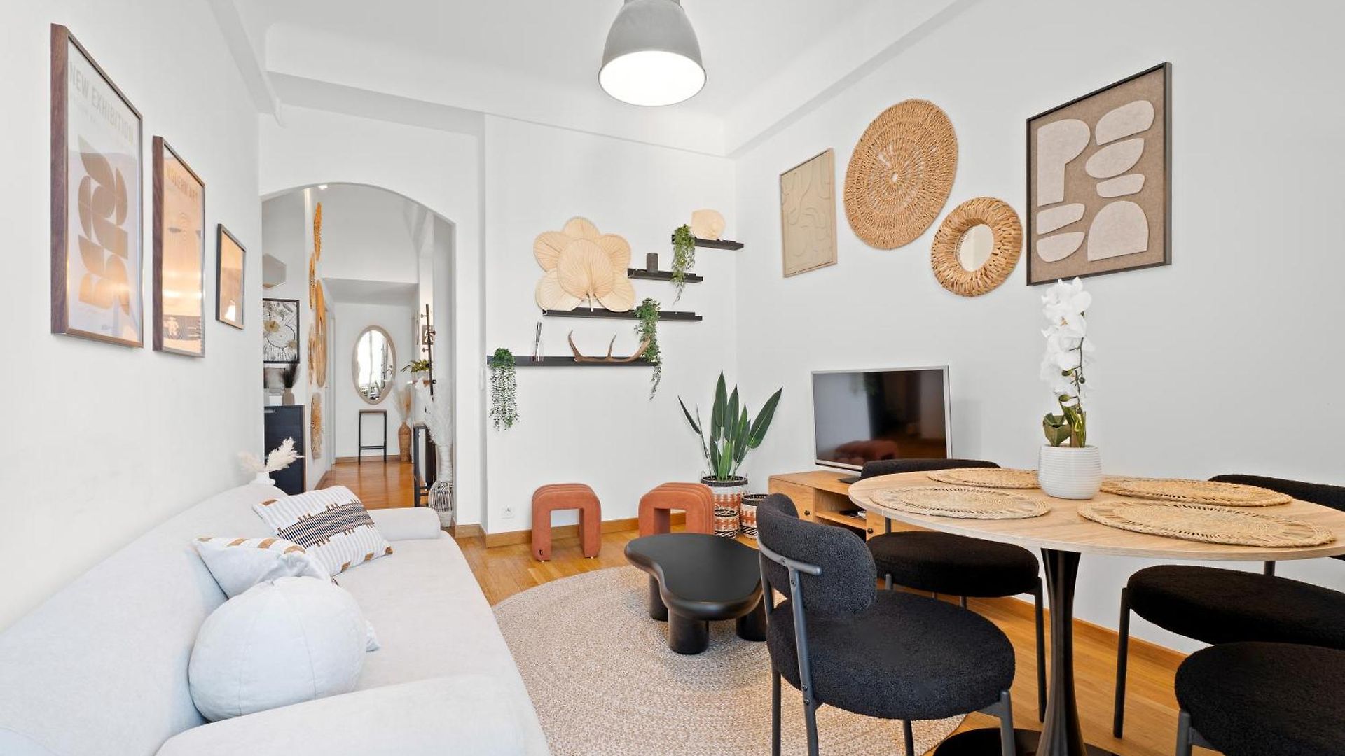 Renting - Arson - Chic & Modern Design 2-bedroom Ac Port Apartment *