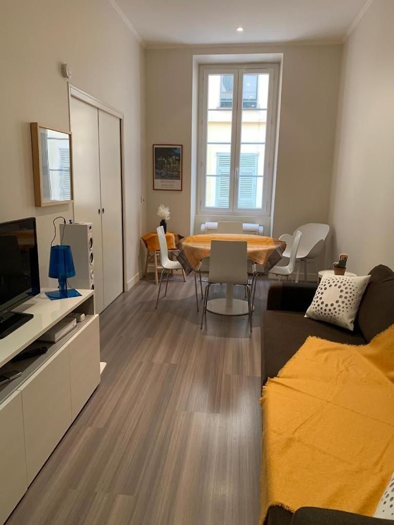 Charming Air-conditioned Apartment-prime Location In Old Apartment Nice