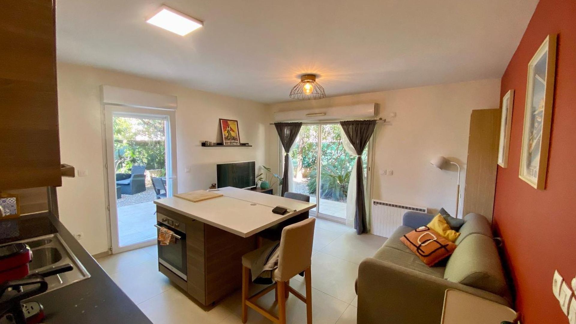 West Ground-floor One Bedroom With Parking, Garden, Pool Nice