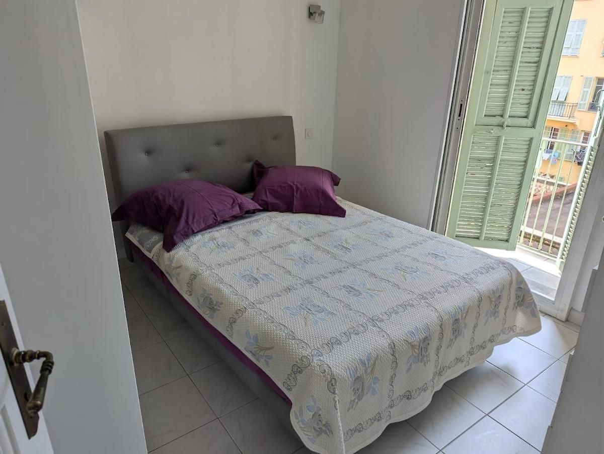 2 In Nice, Center