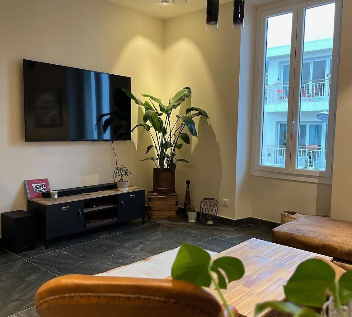 Apartment Urban Design 6 People Near Dowtown With Air Conditioning & Netflix Nice