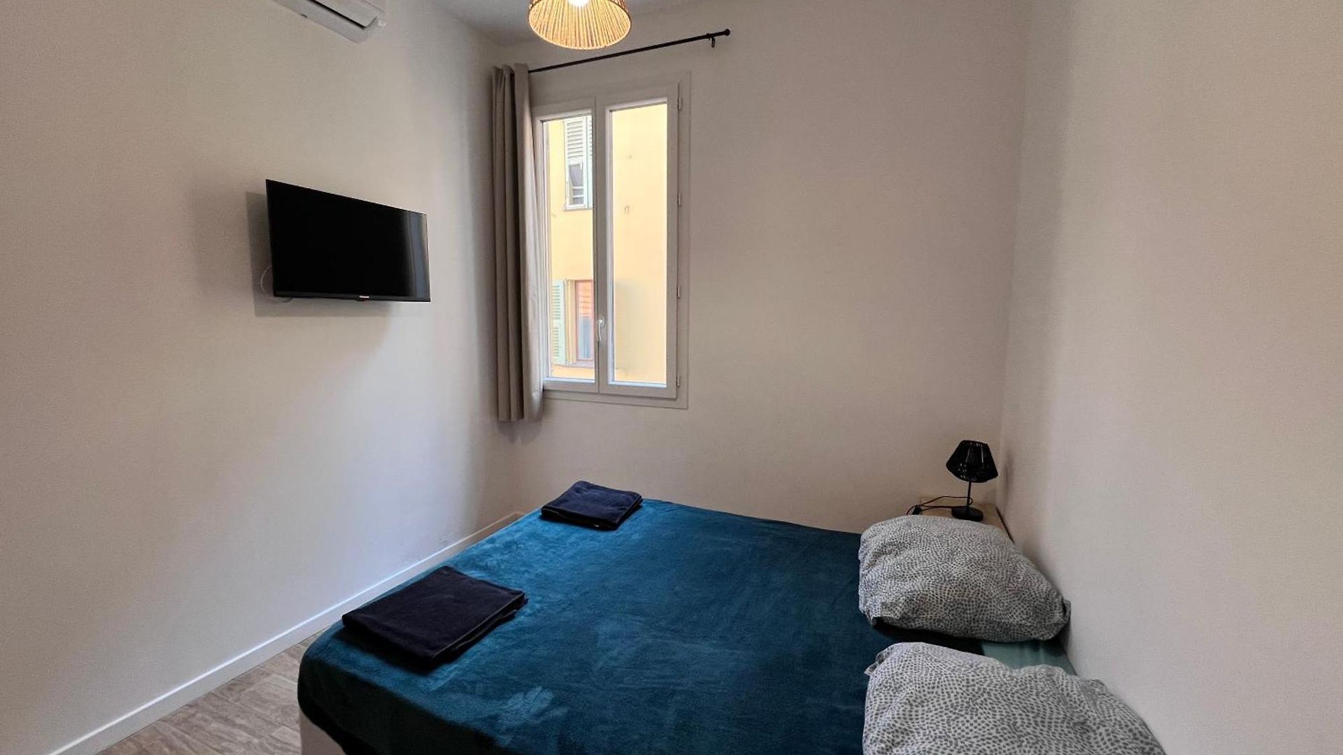 3 Chambres, Piscine Privee Et Parking *