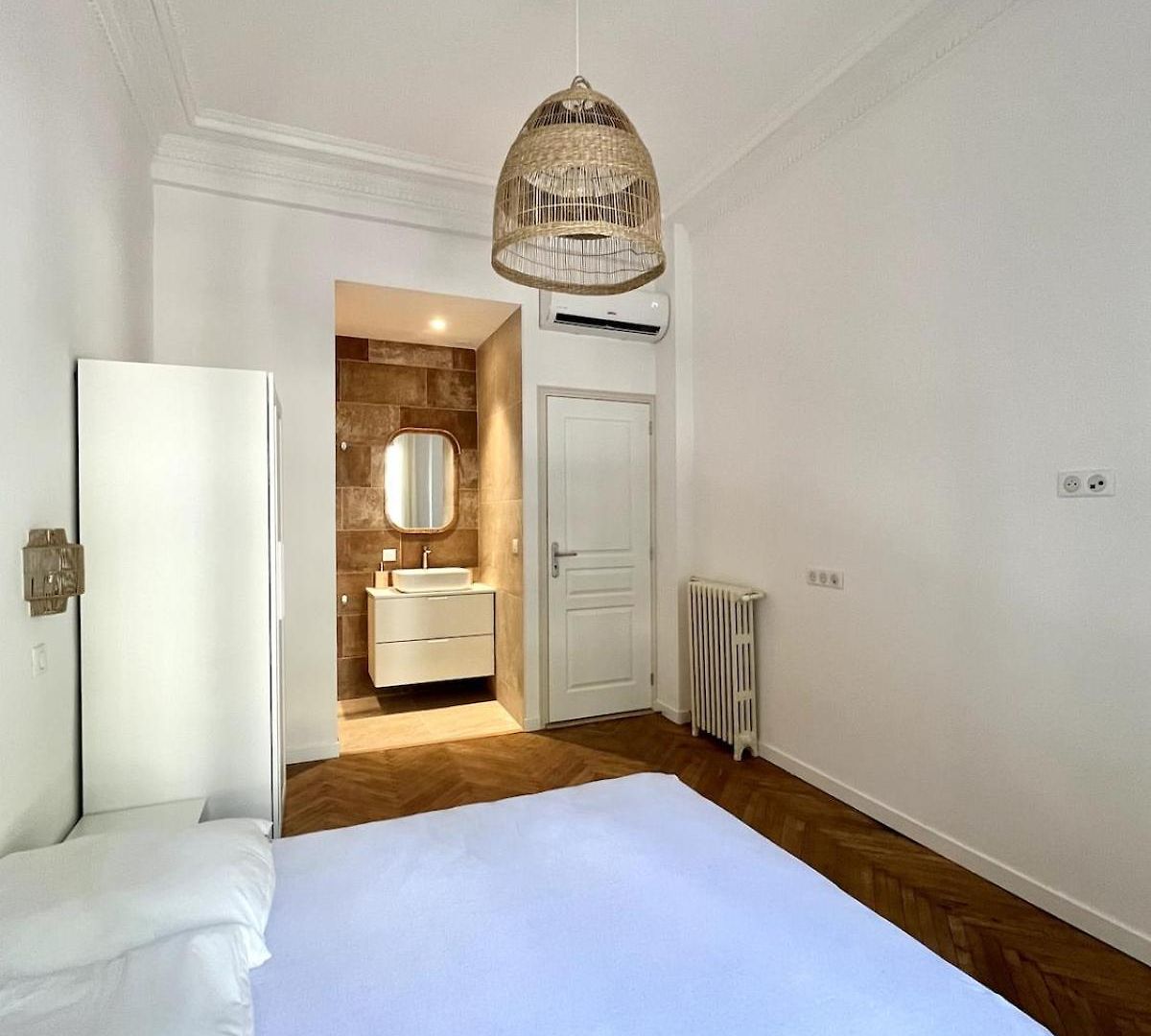 Urban Charm 6 People Near Dowtown With Air Conditioning & Netflix Apartment *