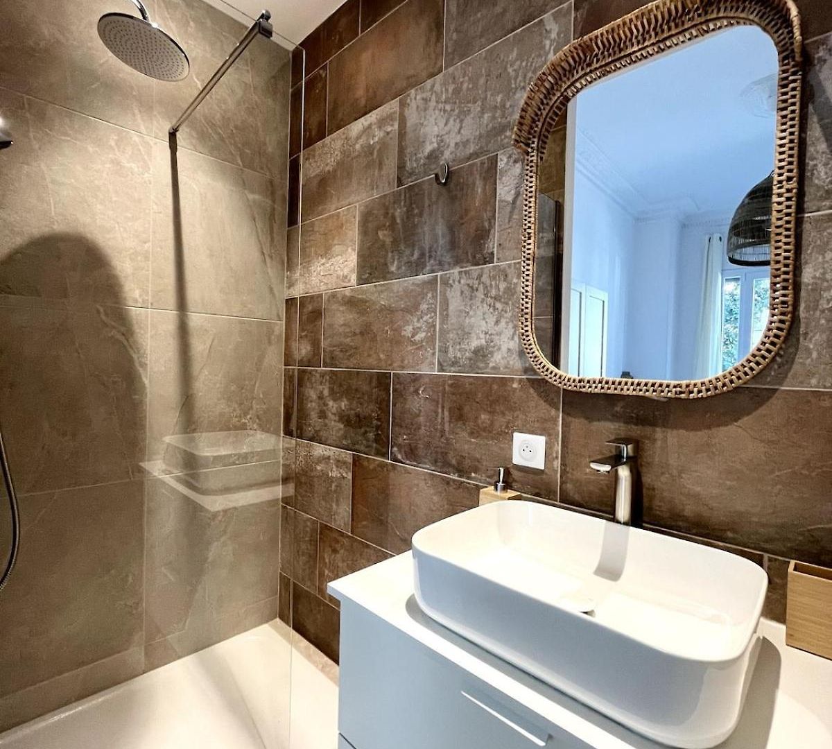 Urban Charm 6 People Near Dowtown With Air Conditioning & Netflix * Nice