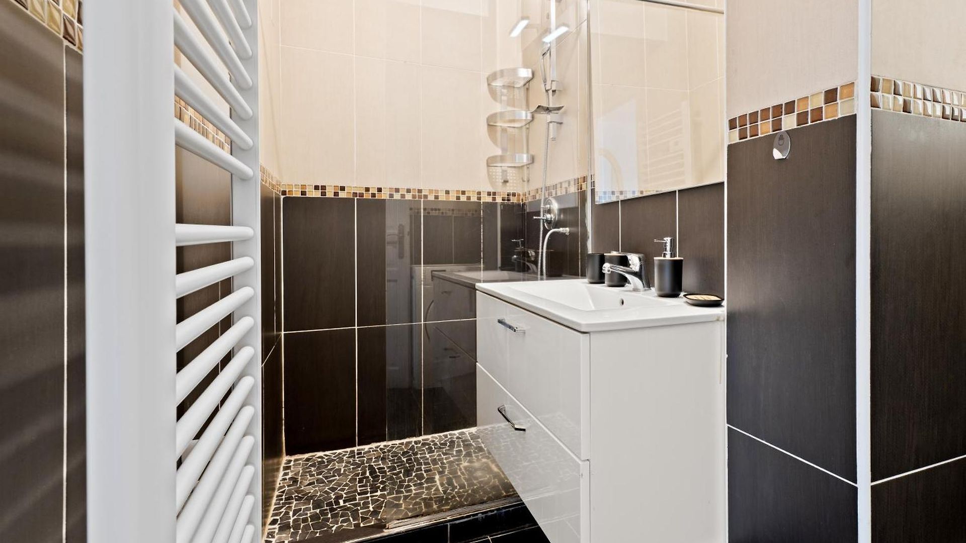 Apartment Renting - Arson - Chic & Modern Design 2-bedroom Ac Port