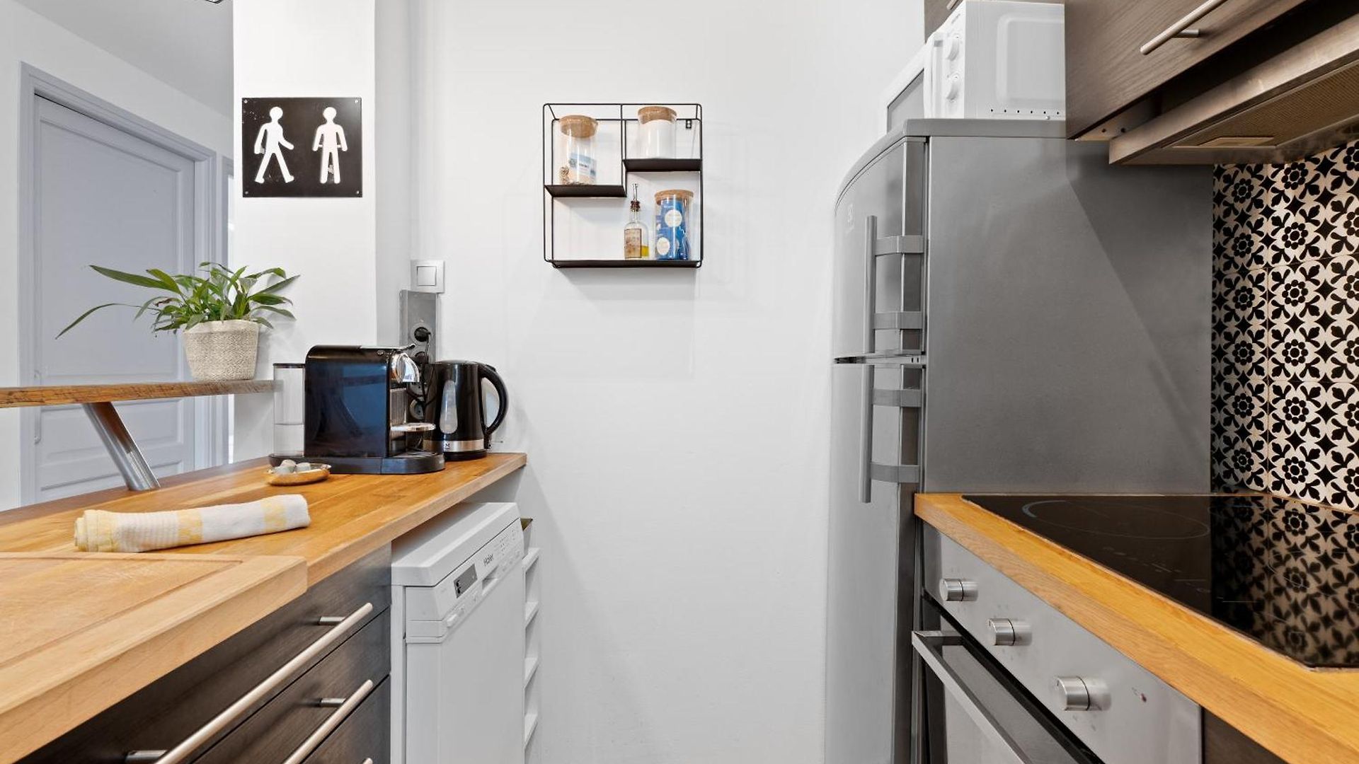 Renting - Arson - Chic & Modern Design 2-bedroom Ac Port Apartment *