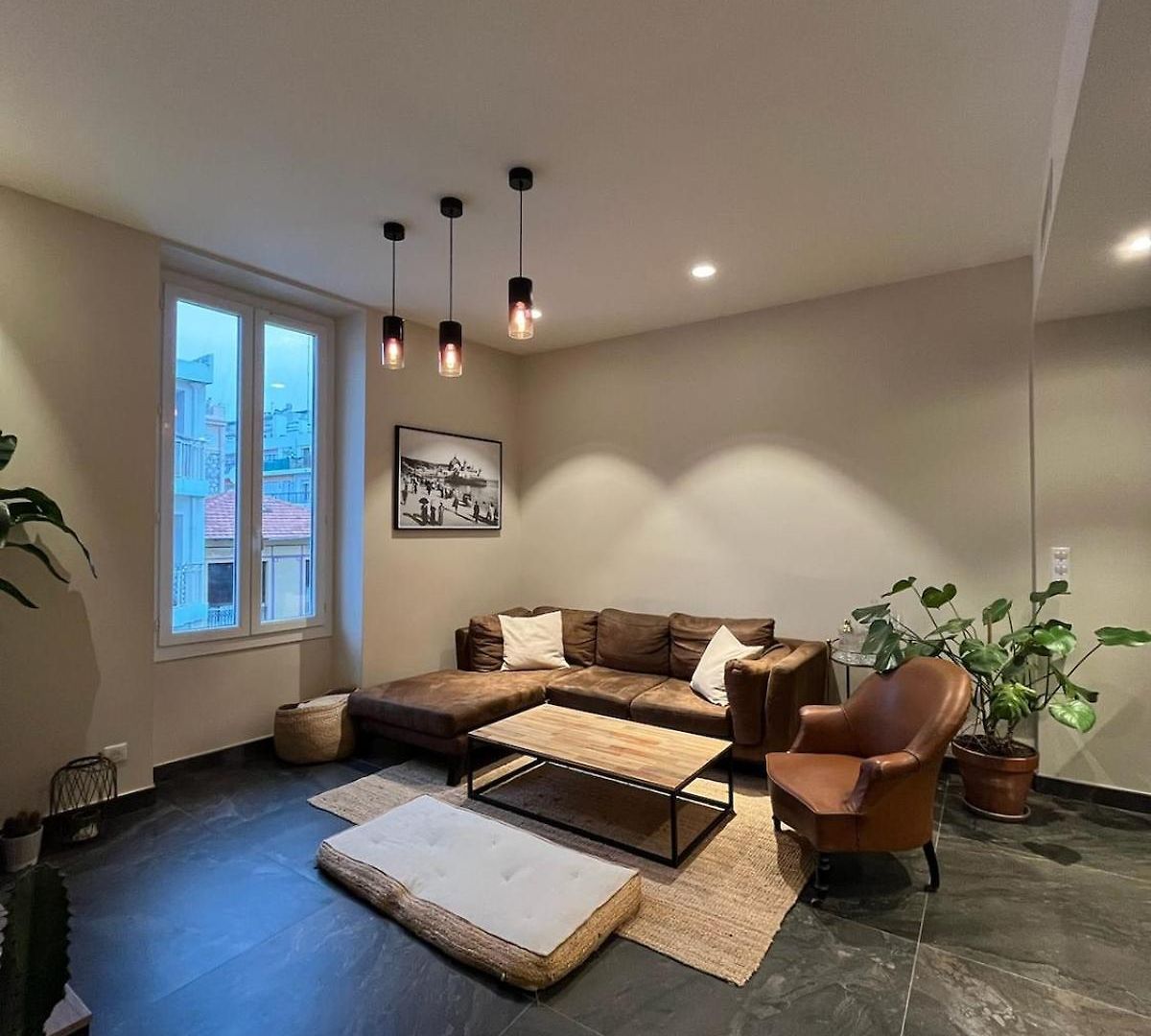 Urban Design 6 People Near Dowtown With Air Conditioning & Netflix