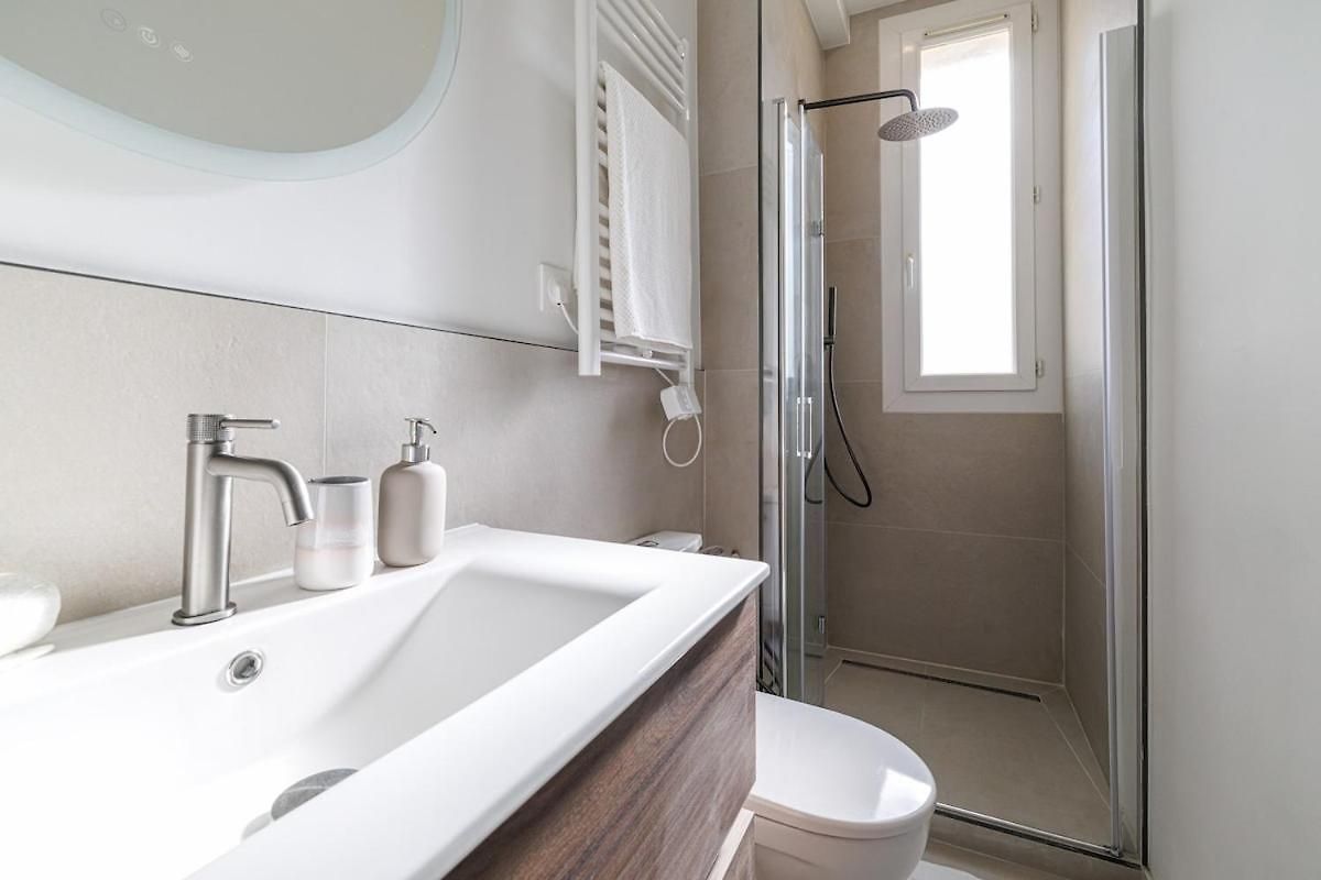 Apartment One-bedroom In Carre D'or, 200m
