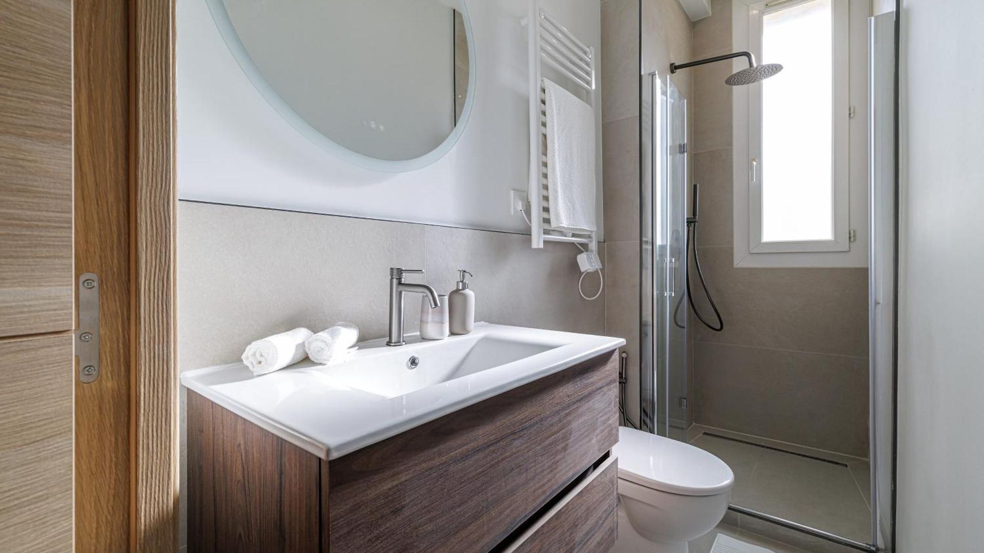 One-bedroom In Carre D'or, 200m Apartment *