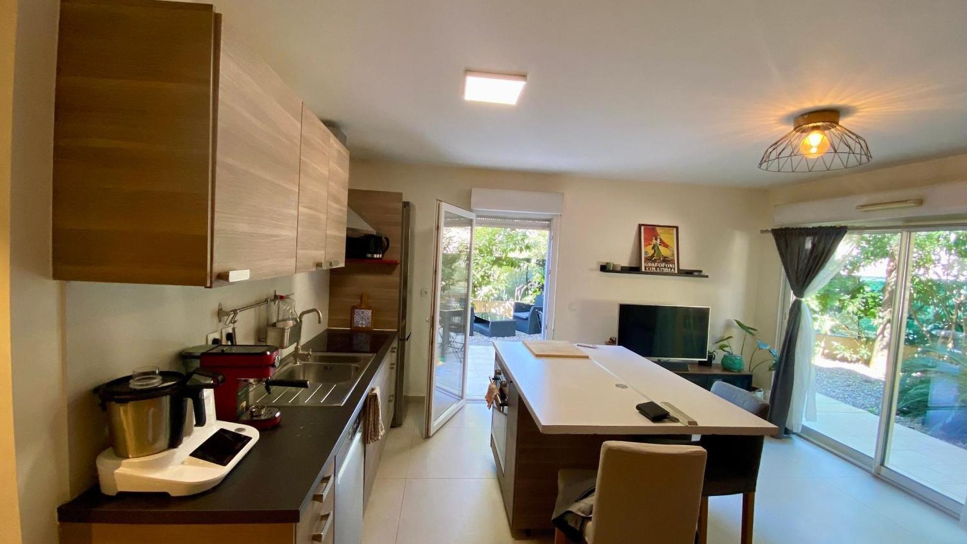 West Ground-floor One Bedroom With Parking, Garden, Pool Apartment