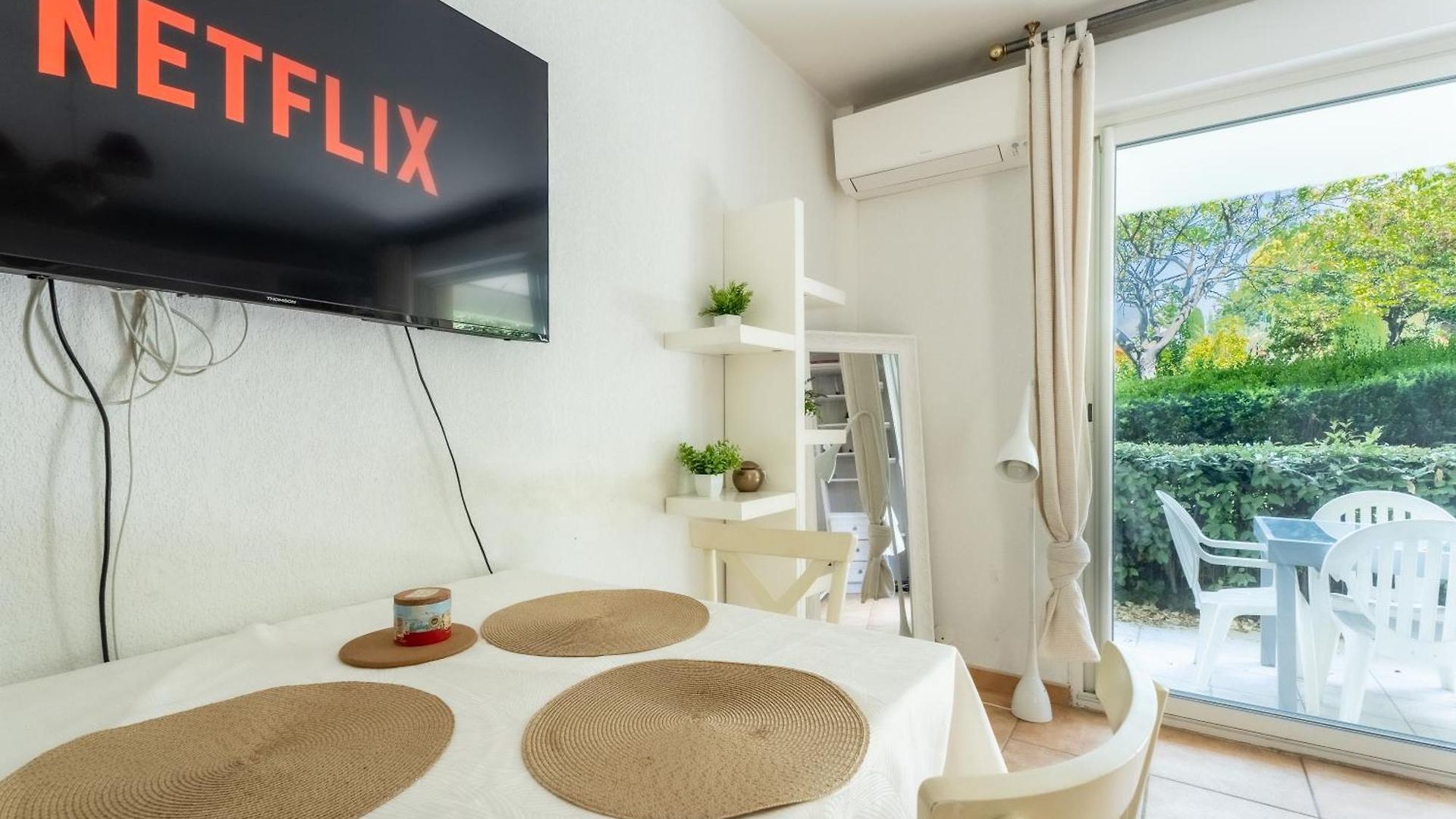Summer Holidays Riviera Apartment