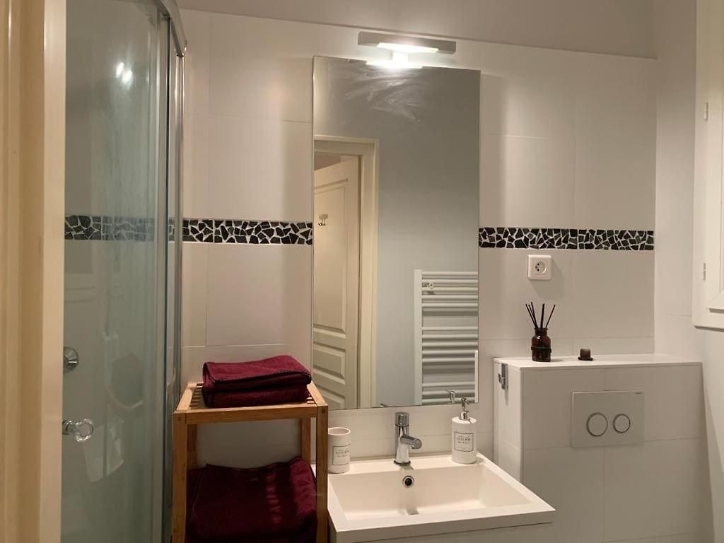 Charming Air-conditioned Apartment-prime Location In Old Apartment