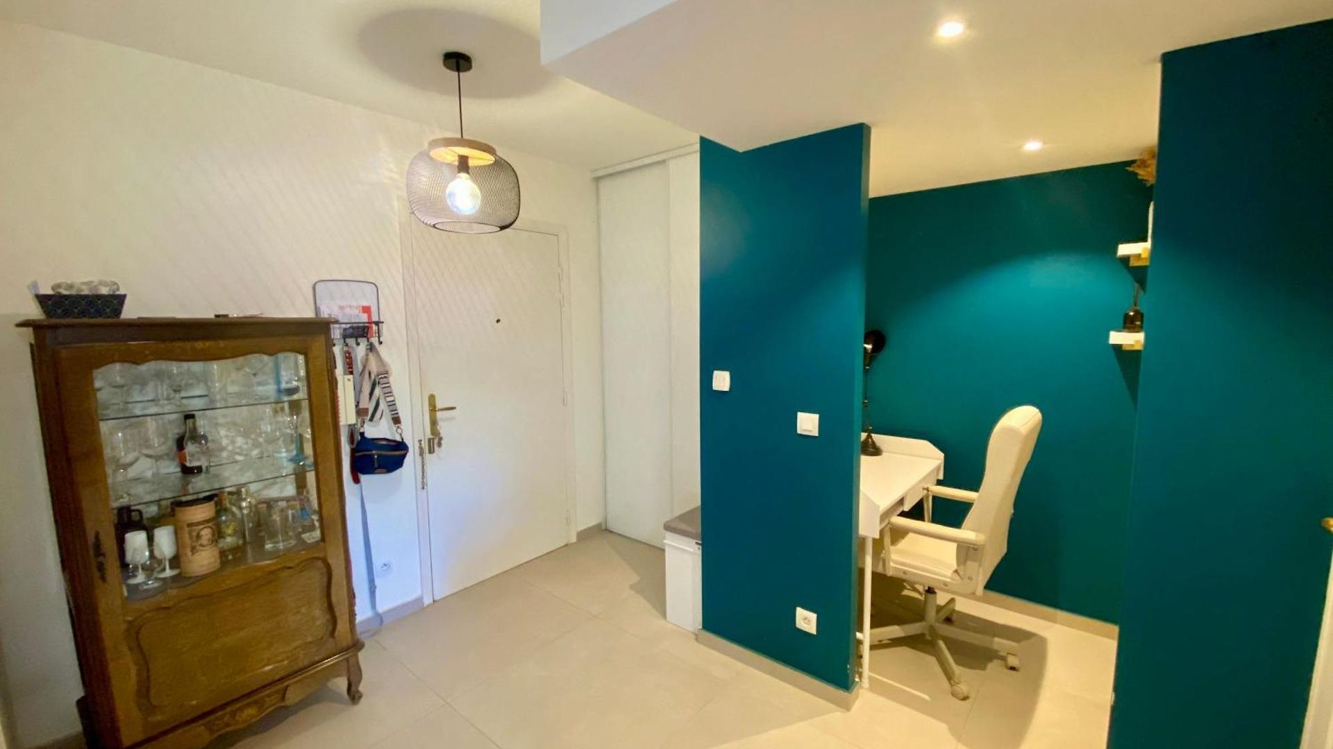 West Ground-floor One Bedroom With Parking, Garden, Pool *