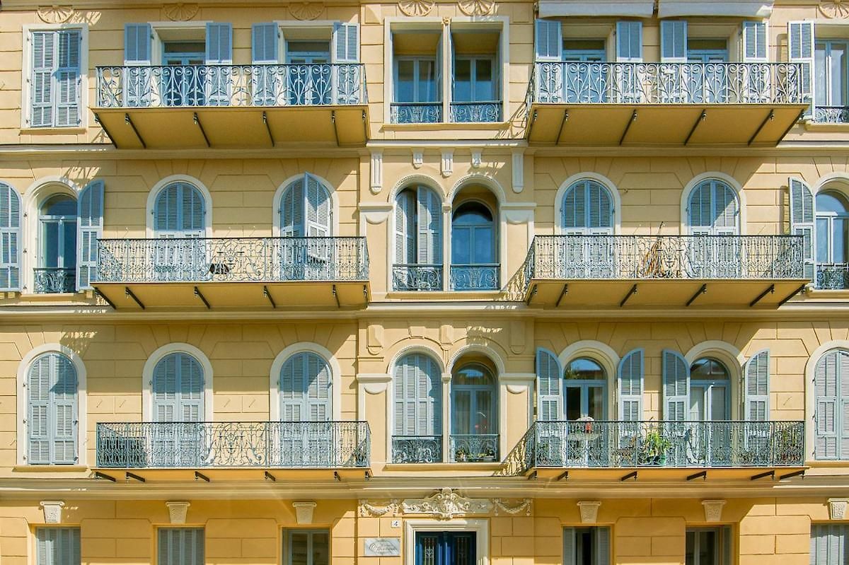 Bright Two-room With Terrace In Jean-medecin Nice