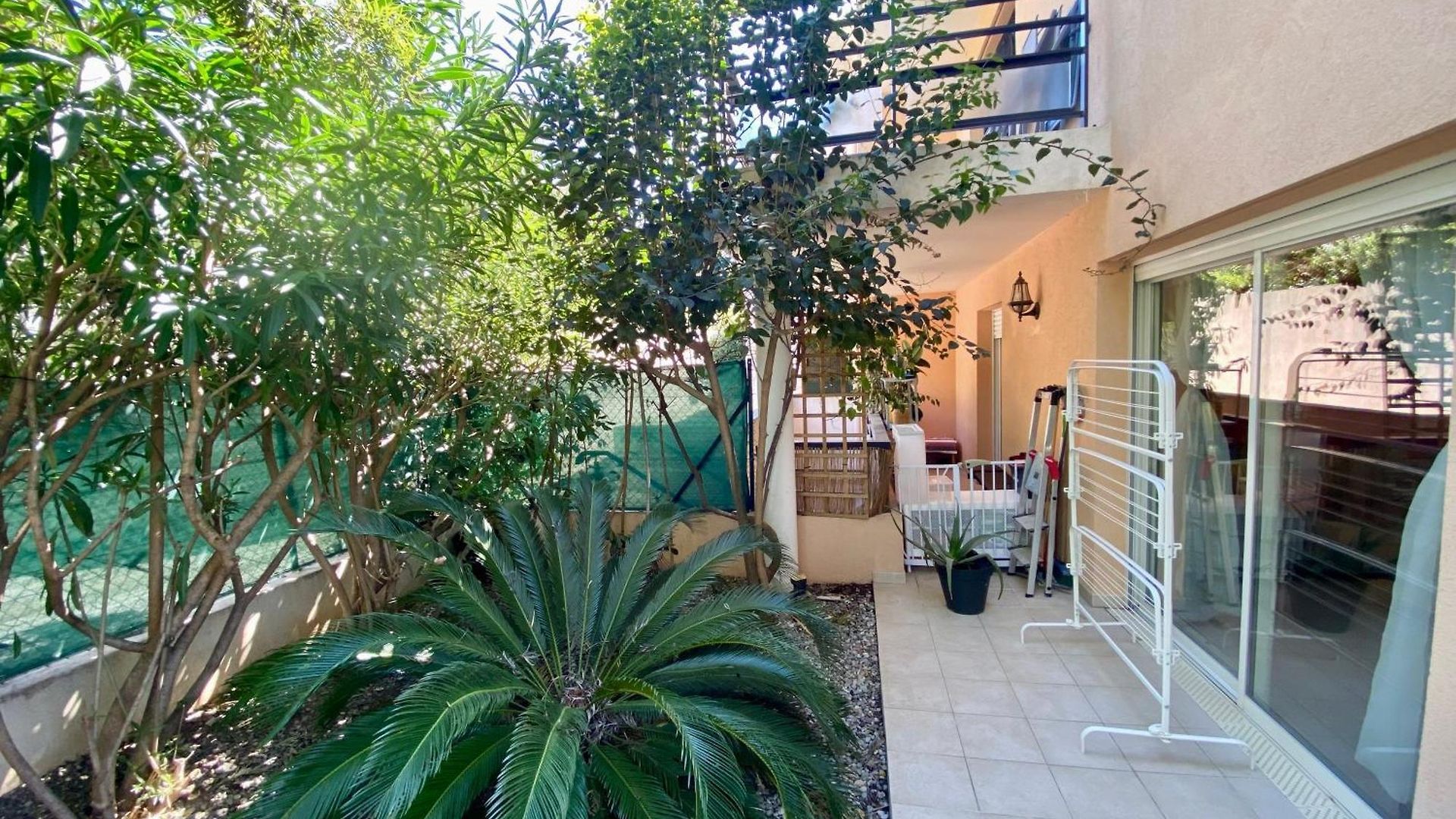West Ground-floor One Bedroom With Parking, Garden, Pool Apartment *