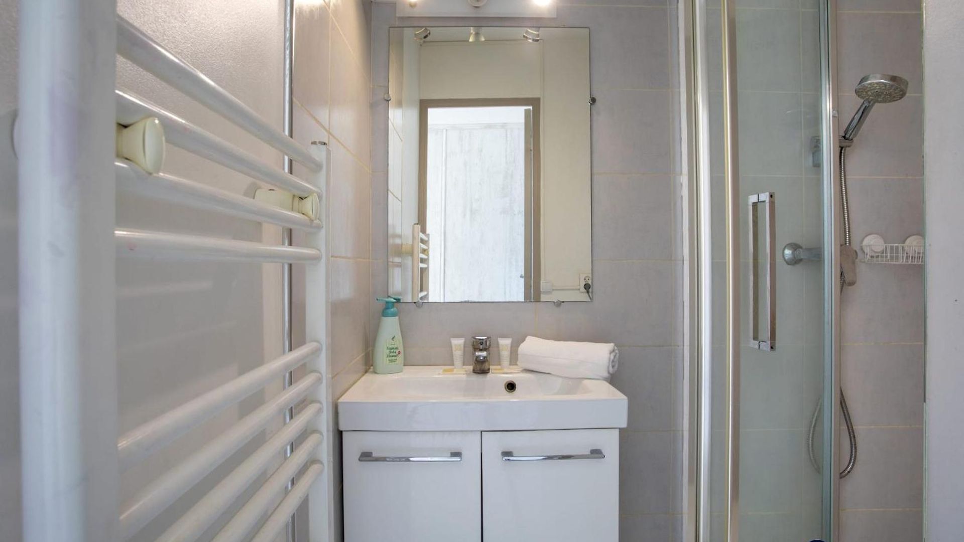 Air-conditioned Near The Train Station Apartment *