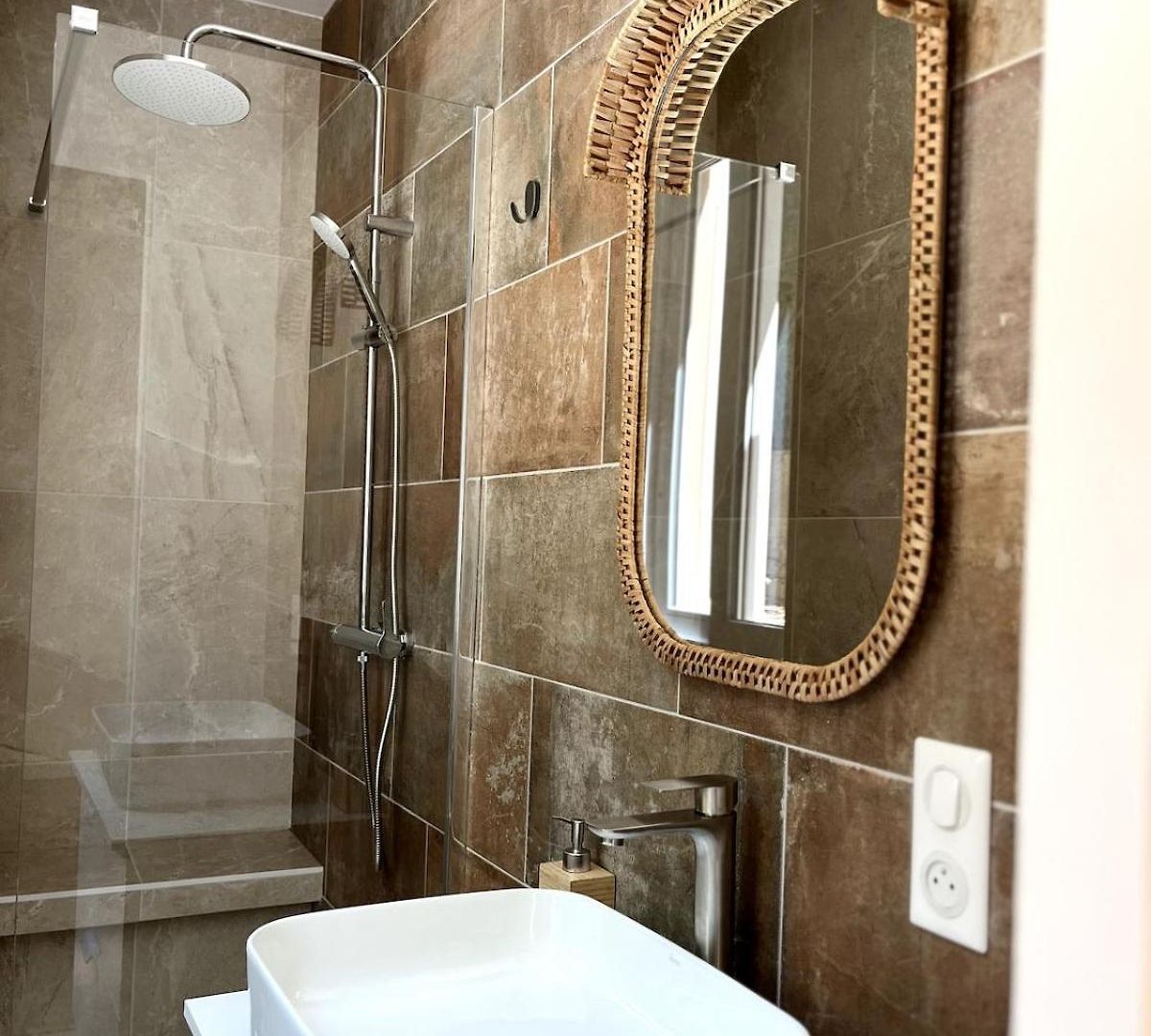 Urban Charm 6 People Near Dowtown With Air Conditioning & Netflix Apartment