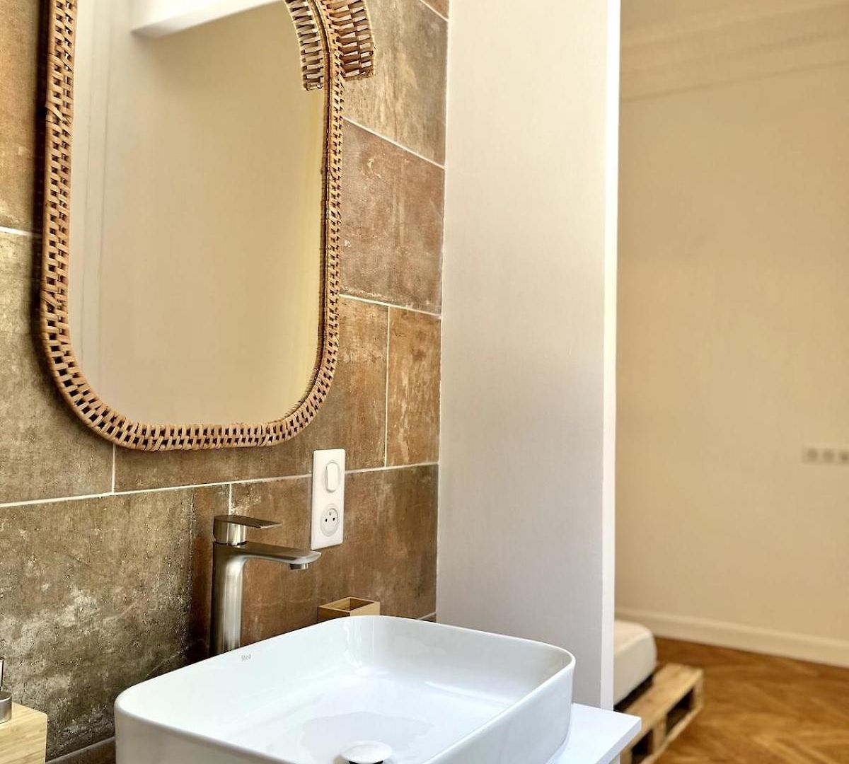 Urban Charm 6 People Near Dowtown With Air Conditioning & Netflix