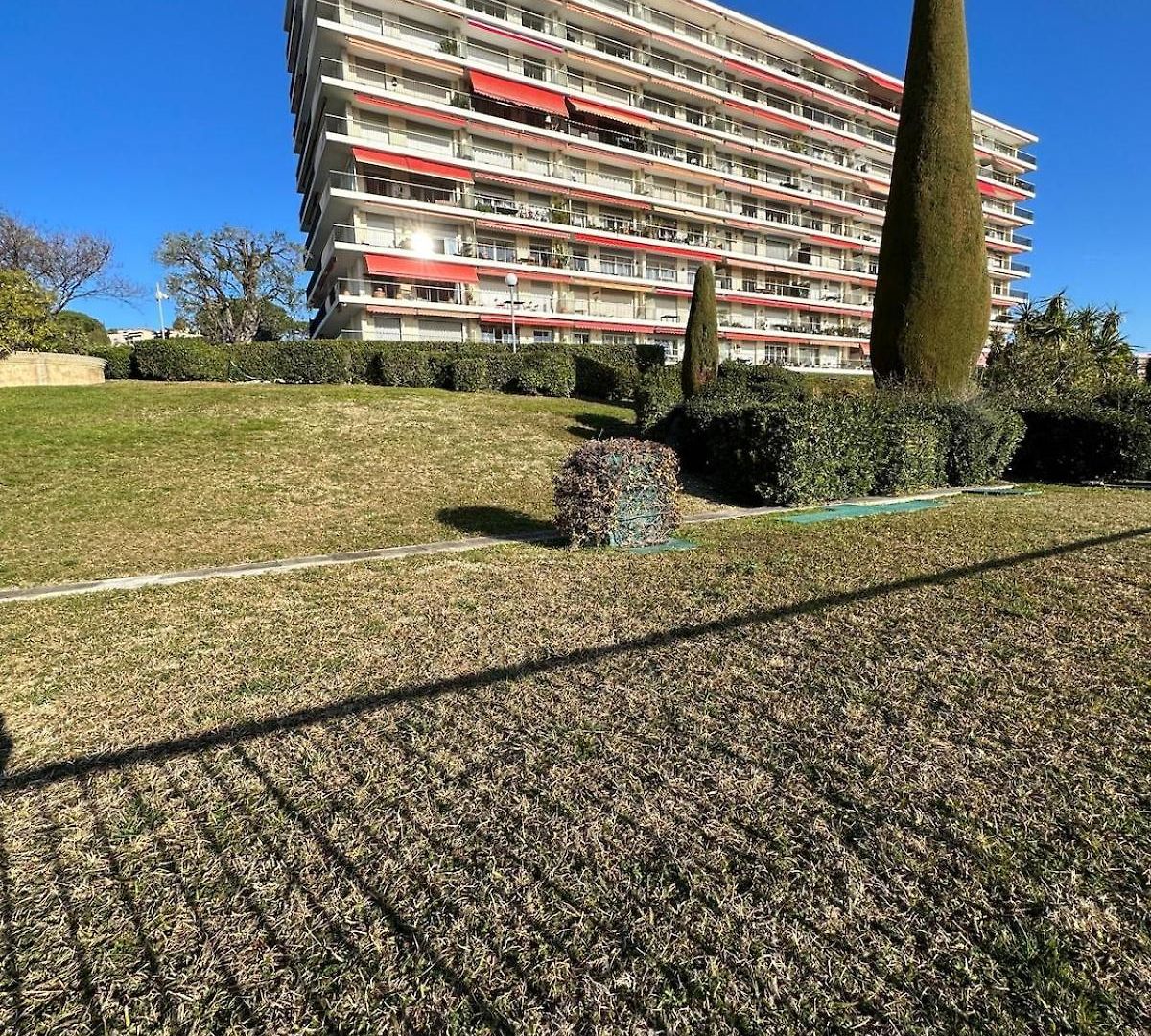 In A Luxury Community Apartment Nice