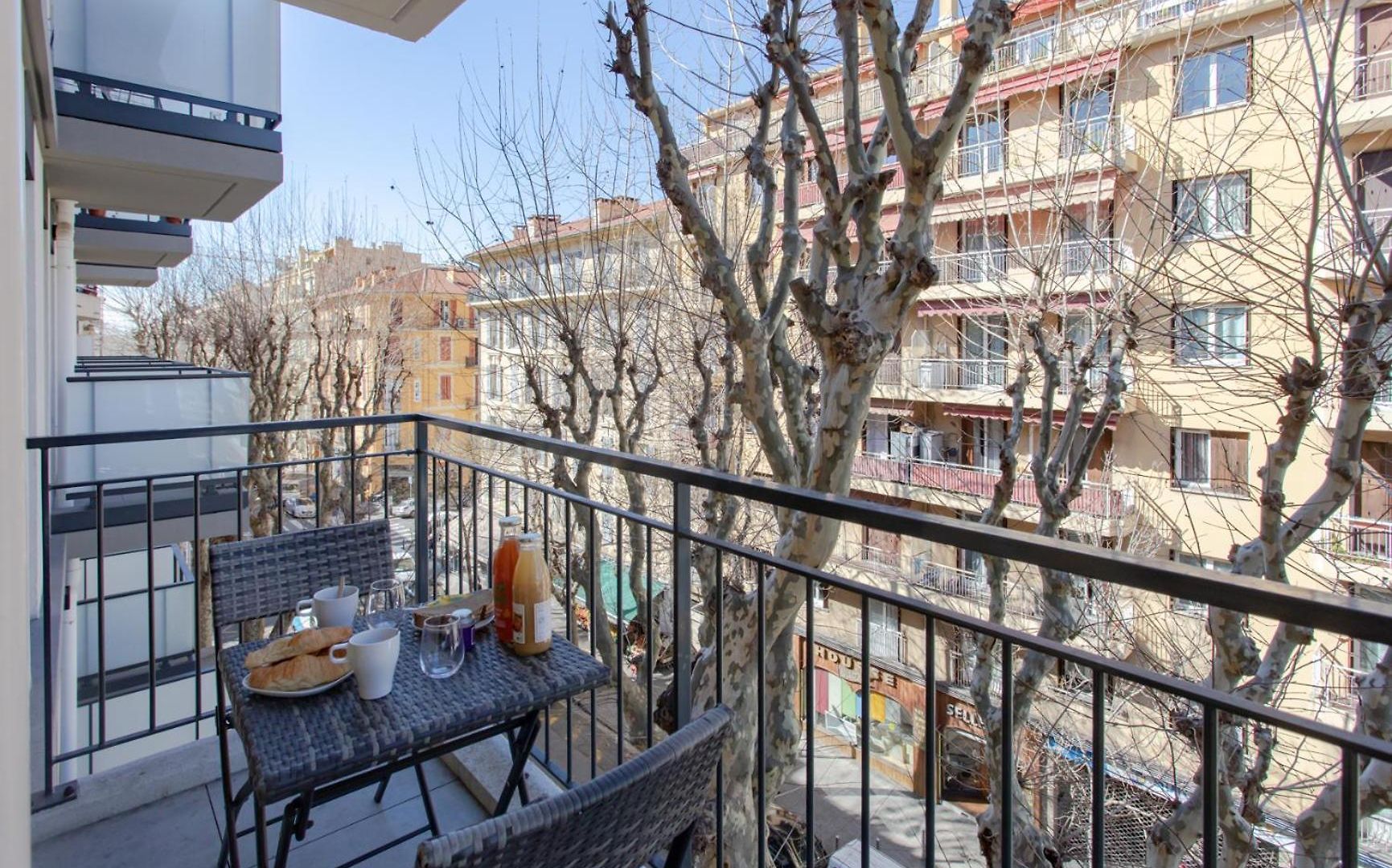 Riquier 1br Steps From Sncf Apartment Nice