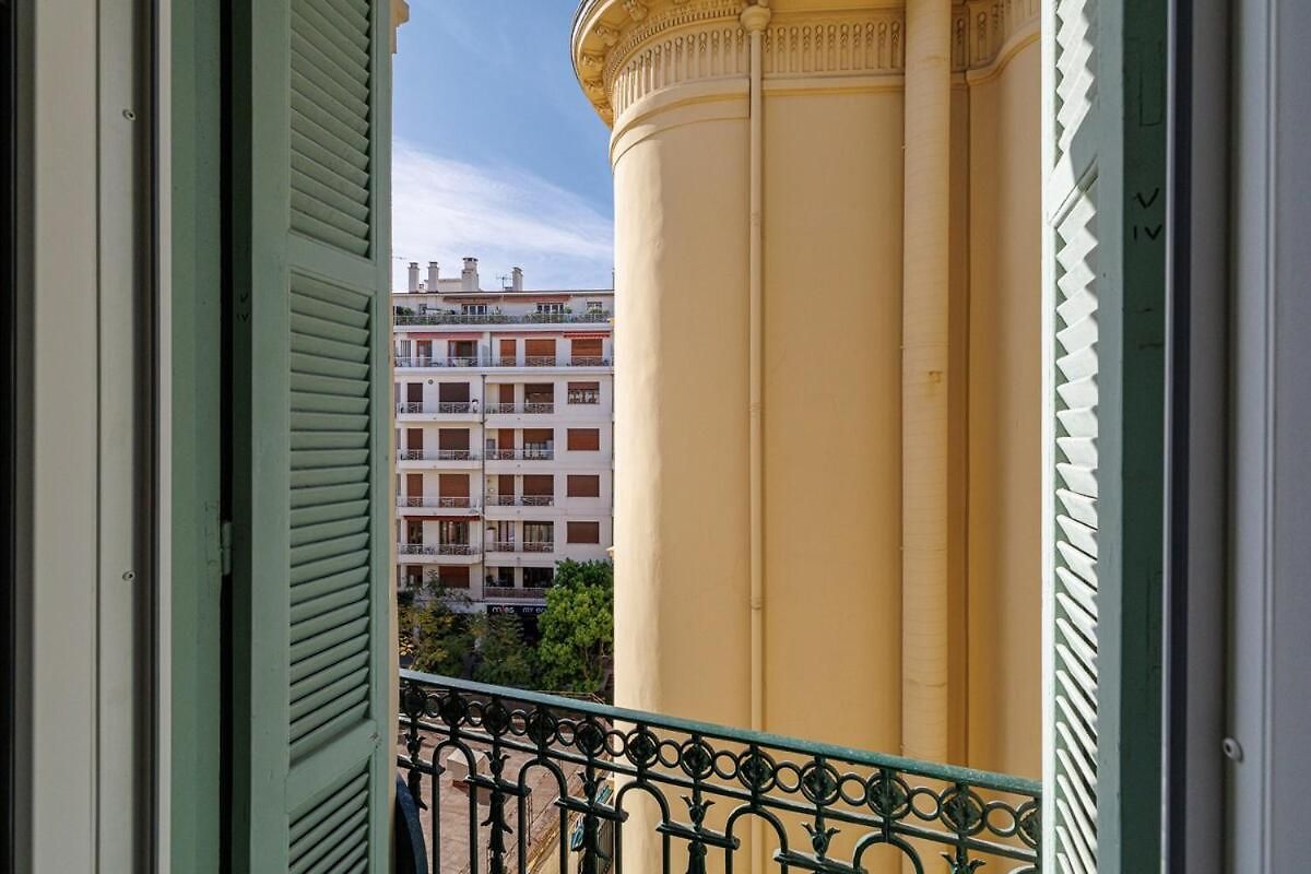 One-bedroom In Carre D'or, 200m Nice
