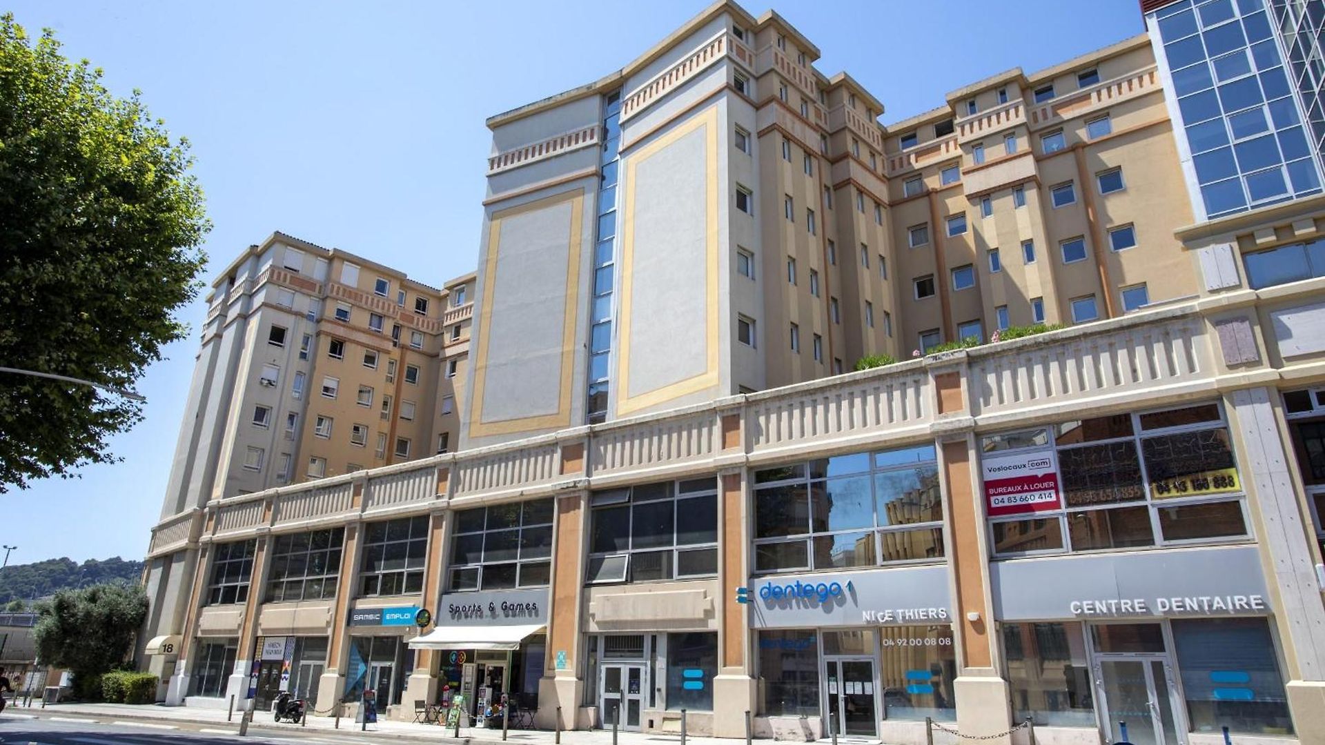 Air-conditioned Near The Train Station Apartment