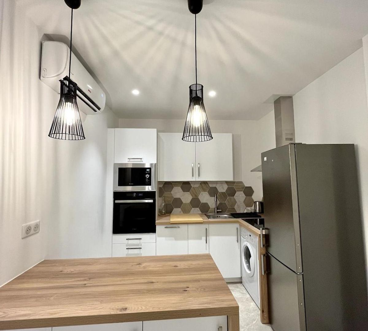 Urban Charm 6 People Near Dowtown With Air Conditioning & Netflix