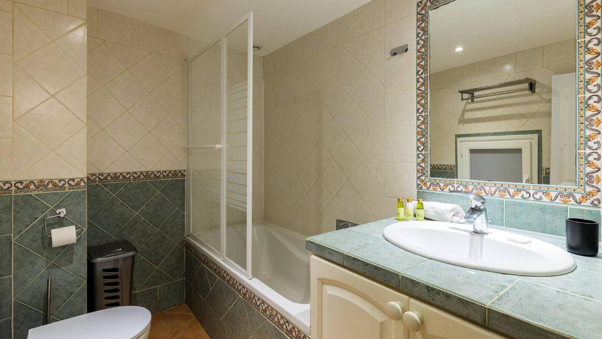 3 Pieces Place Rossetti Apartment