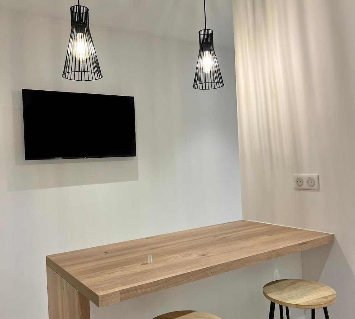 Urban Charm 6 People Near Dowtown With Air Conditioning & Netflix Nice