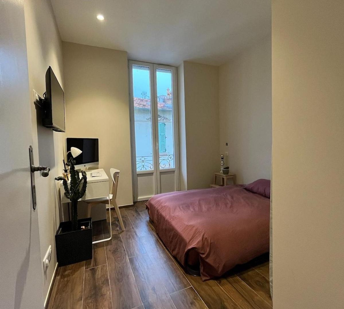Urban Design 6 People Near Dowtown With Air Conditioning & Netflix Apartment
