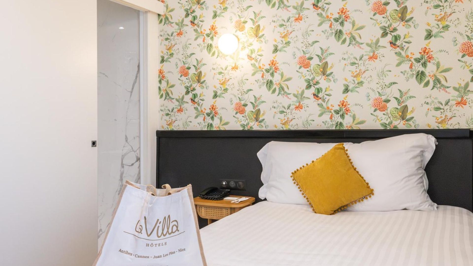 La Promenade Hotel