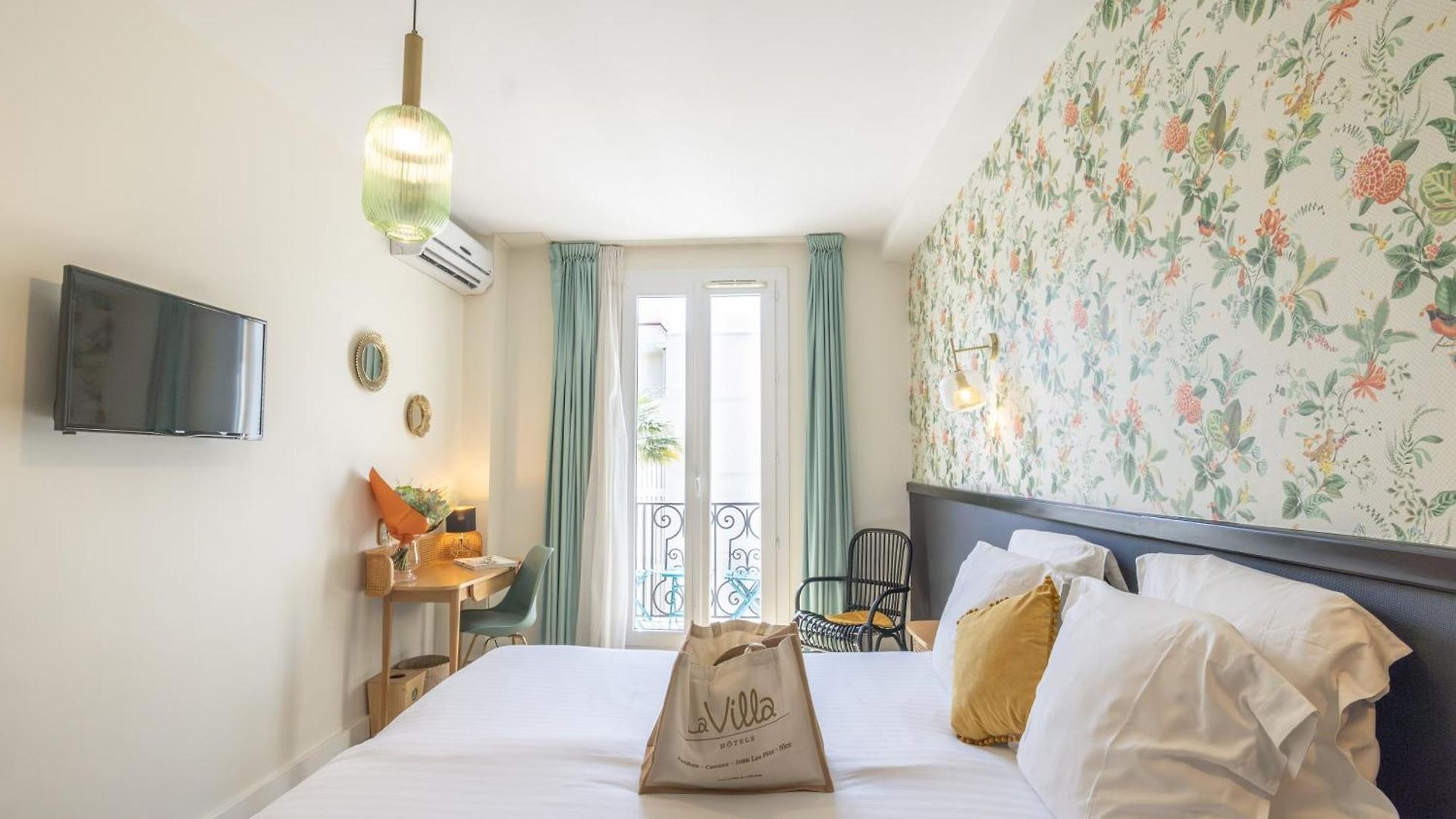 La Promenade Hotel