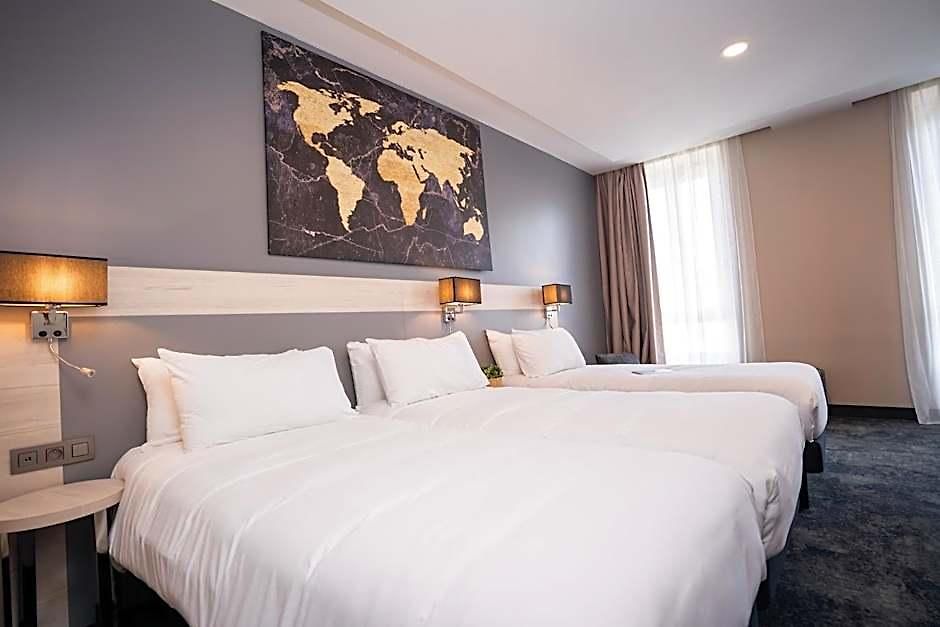Univers Hotel 4*